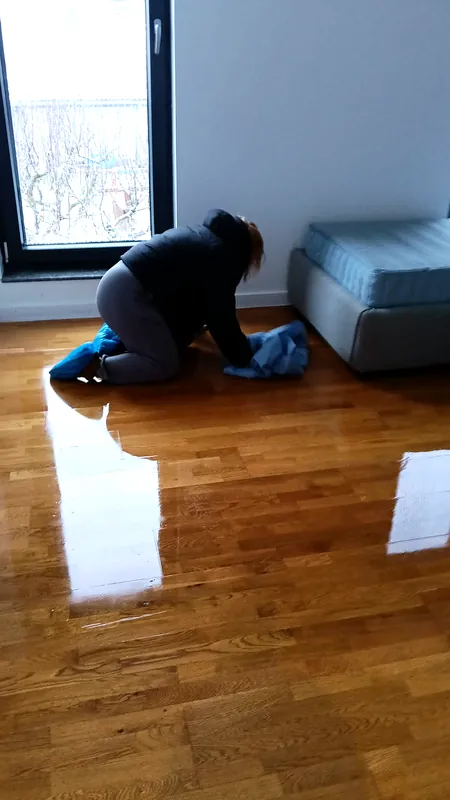 Curățarea parchetului într-un apartament
