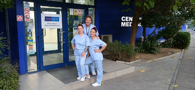 Echipa Conex Clean la intrarea unui centru medical