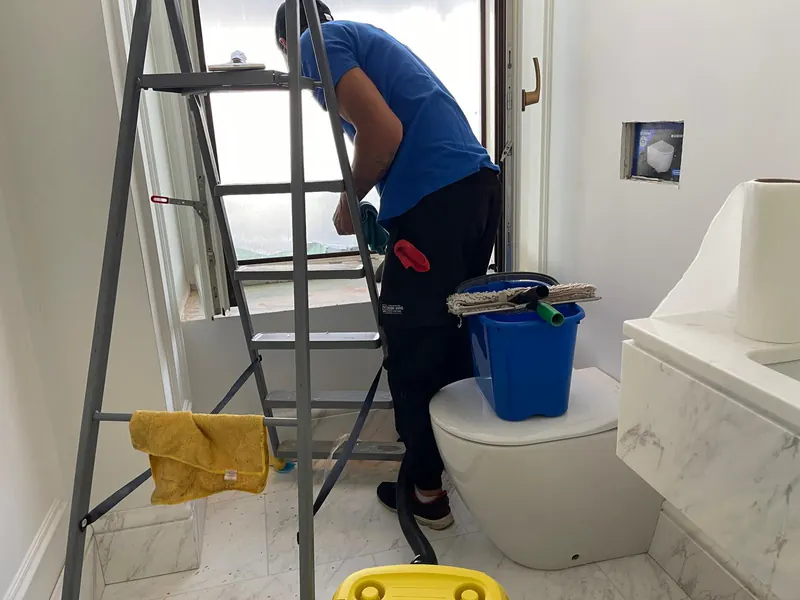 Curățenie într-o baie nou amenajată