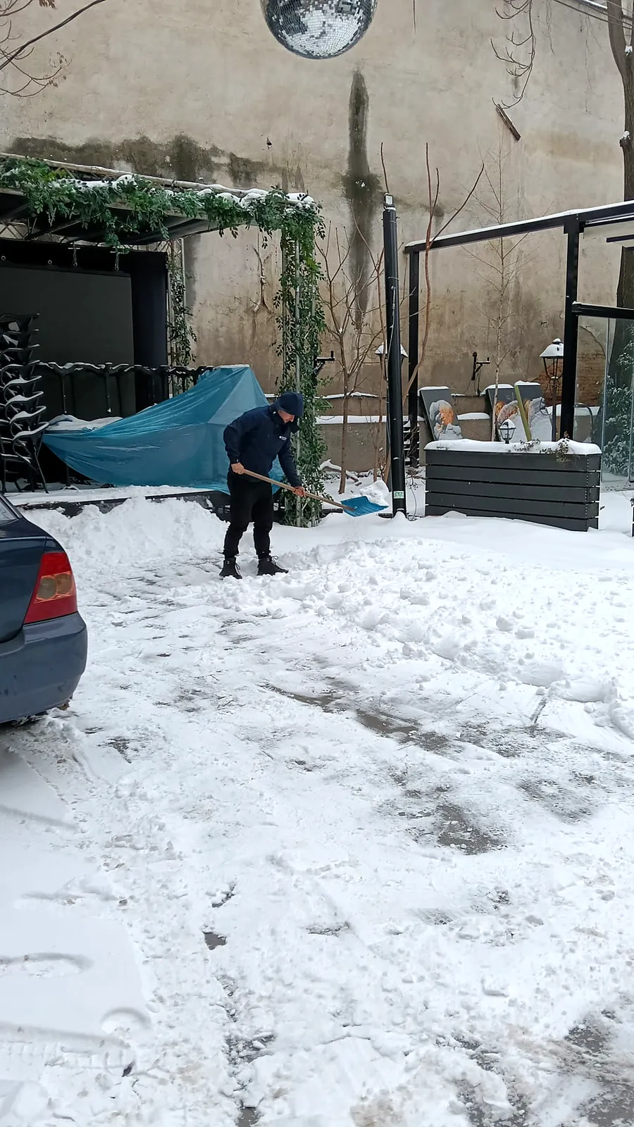 Deszăpezirea unei curți