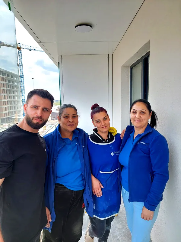 Echipa Conex Clean pe balconul unui ansamblu rezidențial nou