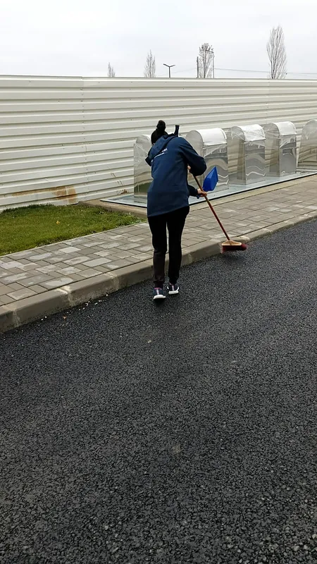 Măturarea unei alei