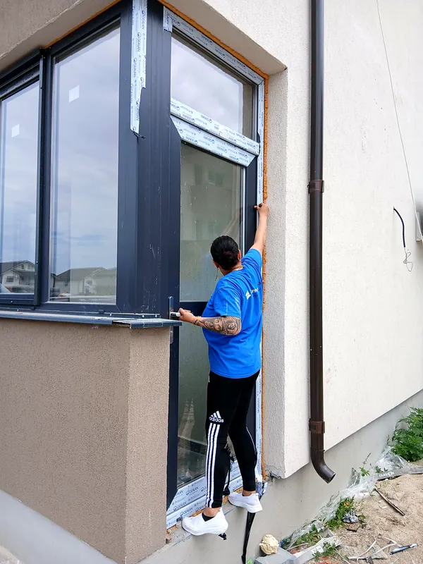 Îndepărtarea foliei de protecție de pe tâmplăria unei clădiri noi