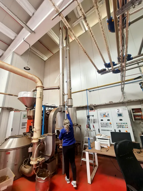 Curățenie în jurul utilajelor dintr-o hală de producție