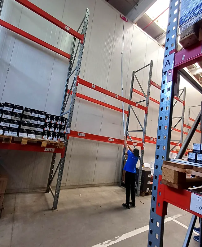 Curățarea structurilor metalice dintr-un depozit